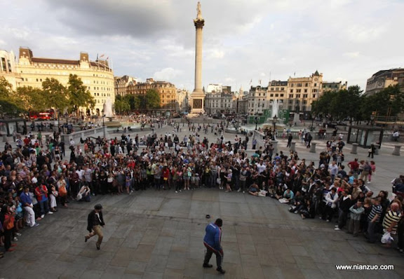 关于杰克逊 Fans of Michael Jackson watch as people perform a dance on his memory during a memorial to commemorate him in central London's Trafalgar Square, Friday, June 26, 2009. Michael Jackson was due to make his triumphant return to the stage in London next month but instead his sudden death has left millions of fans feeling they've lost a lifelong friend. Michael Jackson, the 'King of Pop' who once moonwalked above the music world, died as he prepared for a comeback bid to vanquish nightmare years of sexual scandal and financial calamity. He was 50. (AP Photo/ Lefteris Pitarakis)