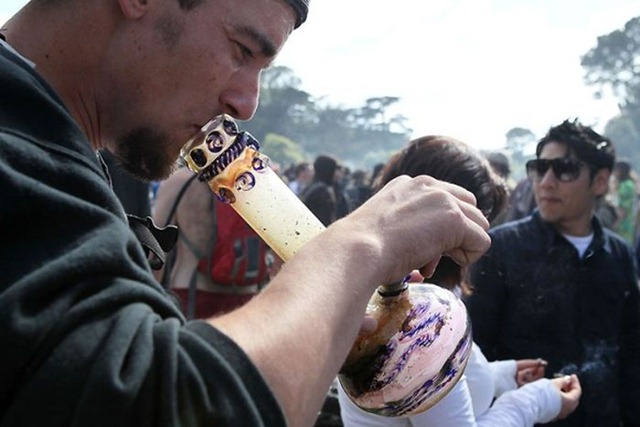 [pot_protesters_in_the_usa_10[4].jpg]