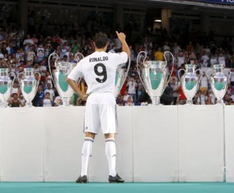 Cristiano Ronaldo junto às 9 Taças de Campeões Europeus do Real Cristiano Ronaldo junto às 9 Taças de Campeões Europeus do Real