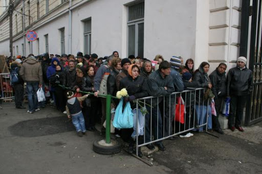 Ghid de supravietuire pentru Sarbatorile Iasului Coada%20Sfanta%20Parascheva08 1 Ghid de supravietuire pentru Sarbatorile Iasului