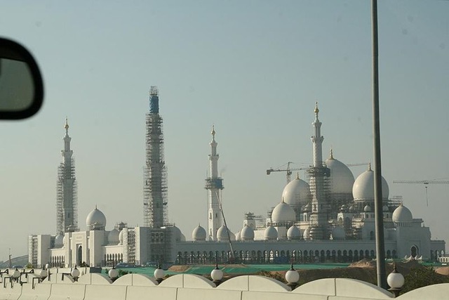 [800px-Abu-Dhabi-Desert-Safari-0-Sheikh-Zayed-Grand-Mosque[3].jpg]