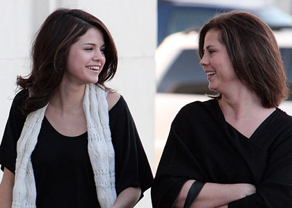 Selena Gomez: Compras Navideñas con Mami Mandy