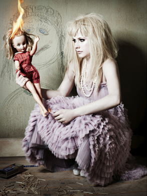 %Lady Gaga Justin Bieber Avril Lavigne posa como una muñeca
