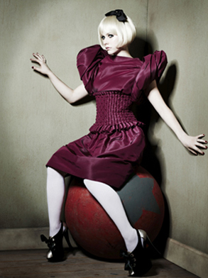 %Lady Gaga Justin Bieber Avril Lavigne posa como una muñeca