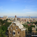 Uno de los edificios que flanquean la entrada principal del parque y vista de Barcelona