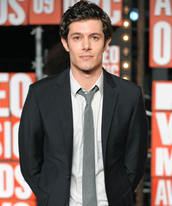 Adam Brody on the red carpet at the VMA's [image courtesy of Getty images and MTV]