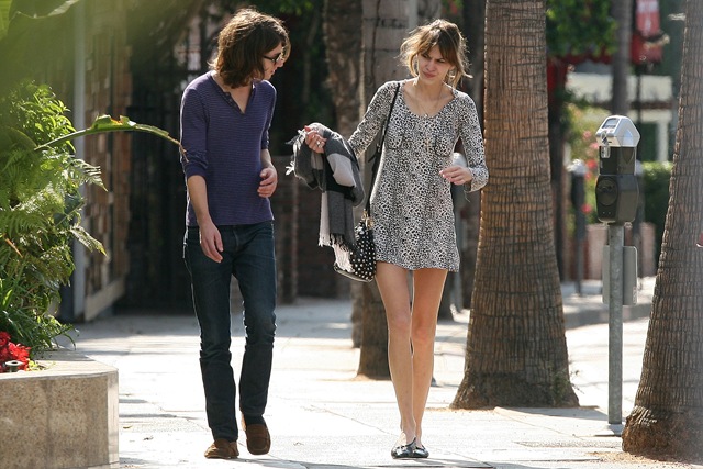 [71640_Preppie_-_Alexa_Chung_strolls_around_the_streets_of_West_Hollywood_-_October_7_2009_692_122_30lo[5].jpg]