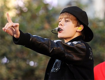 [justin-bieber-on-stage[3].jpg]