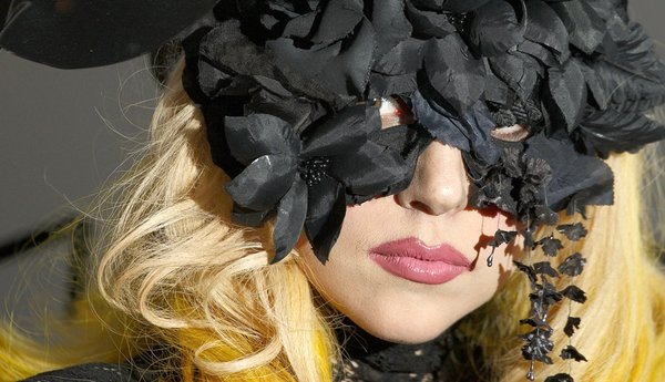 [NIB-Lady-Gaga-R_jpg_600x345_crop-smart_upscale_q85[3].jpg]