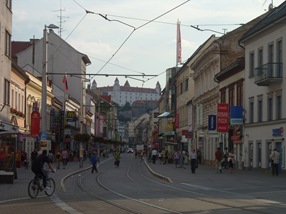 calle Obchodná y castillo al fondo, Bratislava