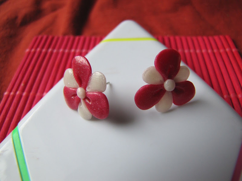 Floricele alb-roz cercei surub handmade din Fimo - floricele alb roz