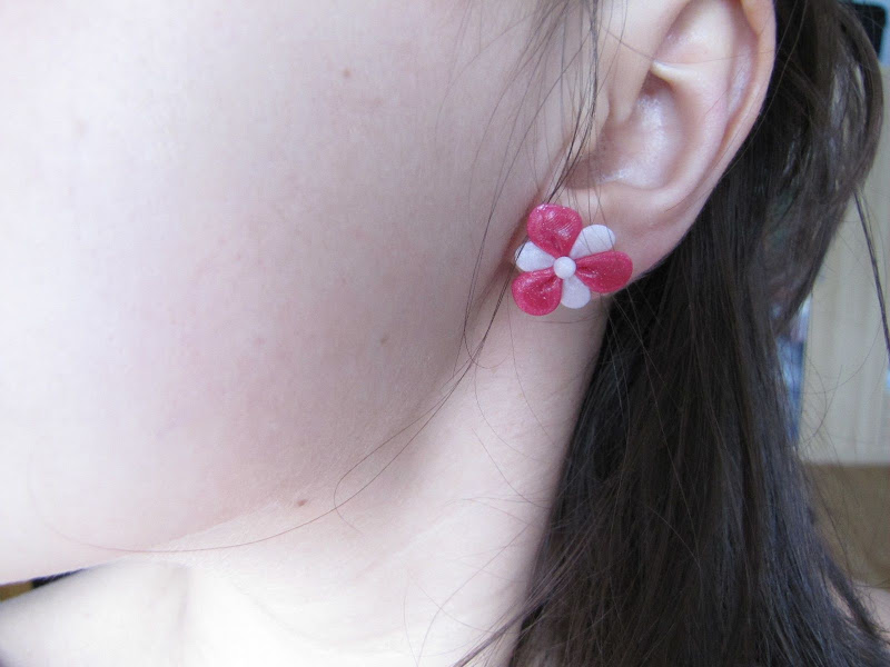 Floricele alb-roz cercei surub handmade din Fimo - floricele alb roz