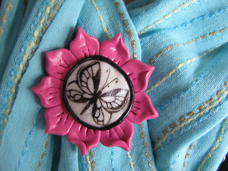 Brosa handmade fluturas pe floricica