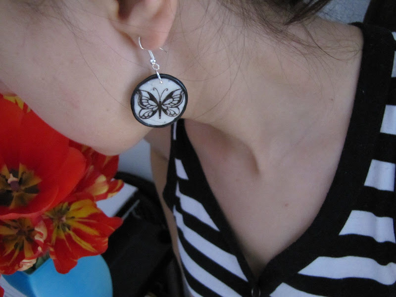Brosa handmade fluturas pe floricica