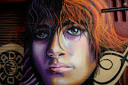 Foto de una pintura en la pared, de una mujer