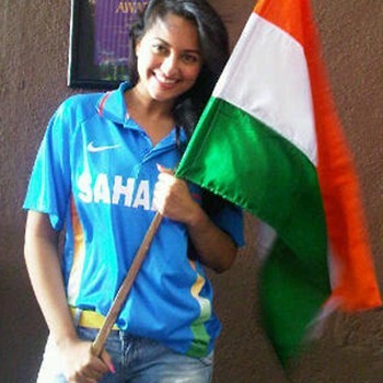 sonakshi-sinha cheers for team india-on twitter