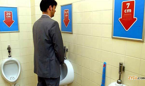 Cada pene tiene que mear en su urinario correspondiente