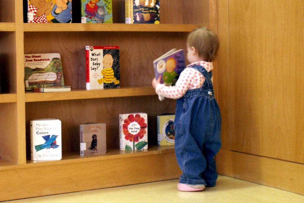 [Elaine's first trip to the library_0004[5].jpg]