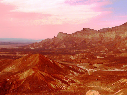 panorama sur montagnes et ciel bleu blanc rose désert de l