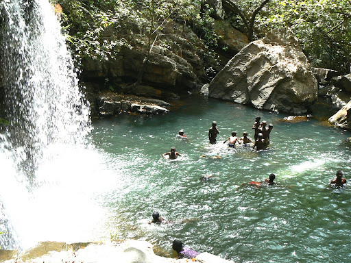 enfants jouant dans les cascades et les chutes de Tanougou Bénin