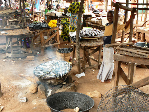 Jeune fille faisant frire du poisson marché de Bohicon Bénin