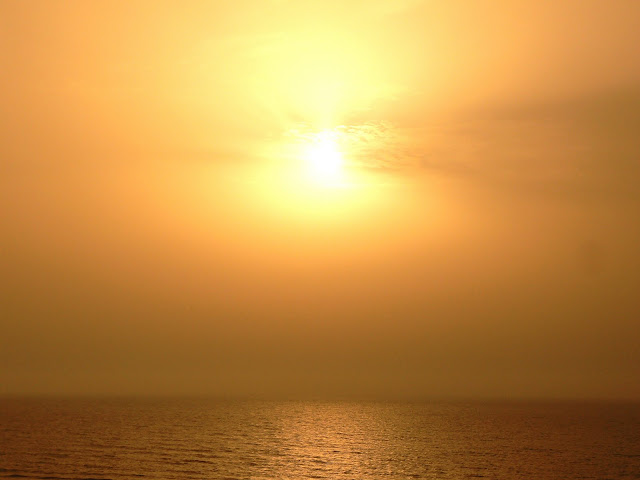 coucher de soleil doré mer et ciel dorés Maroc.JPG