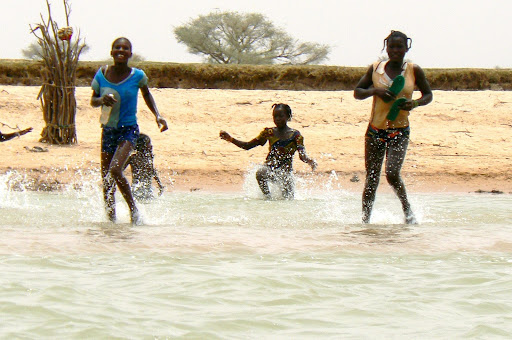 Niger jeunes femmes s'amusant sur les rives du fleuve Niger