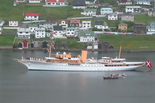 [Royal_Danish_ship_Dannebrog_in_Vagur,_Faroe_Islands[3].jpg]