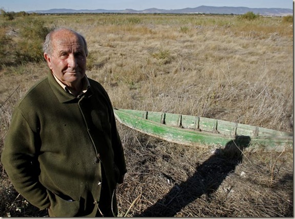 hombre_ que pescaba_ cangrejos_ en las_ tablasdedaimie_elpaisl