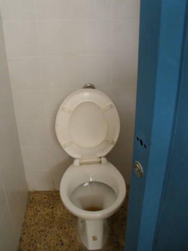 שירותים במגרש הפועל לוד