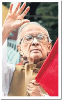 Veteran Communist leader Jyoti Basu died on Sunday from multiple organ failure