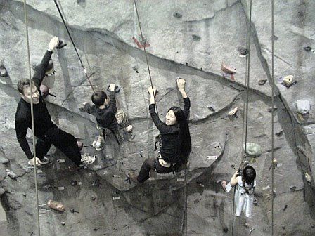 http://lh5.ggpht.com/_R6kGIbqXPLU/R1NDIY1UdGI/AAAAAAAABaA/206hGB8lFVw/Family_Climbing.jpg
