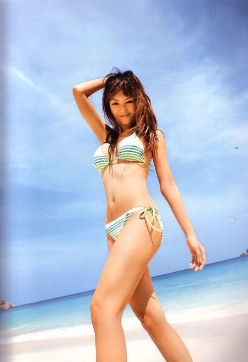 รูปภาพ สาวเซ็กซี่ รับลมร้อน กับชุดว่ายน้ำสุดเปรี้ยวจี๊ด
