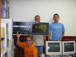 Galera fazendo pose próximos ao seu trabalho.