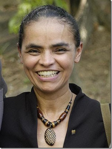 Mariana sorrindo