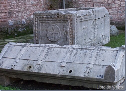 Sarcófagos con la Cruz Griega del Museo de Santa Sofia en el exterior de la Basilica