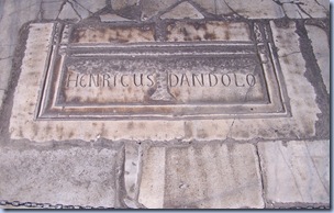 Tumba de Enrique Dándolo, Duque Veneciano que murió en Constantinopla en 1205, situada en la seguna planta de la Basilica de Santa Sofia.