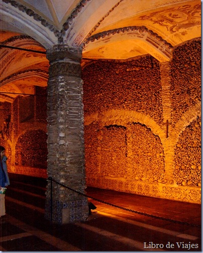 Pilares echo de Tibias y Barro de la Capilla de Huesos en Evora