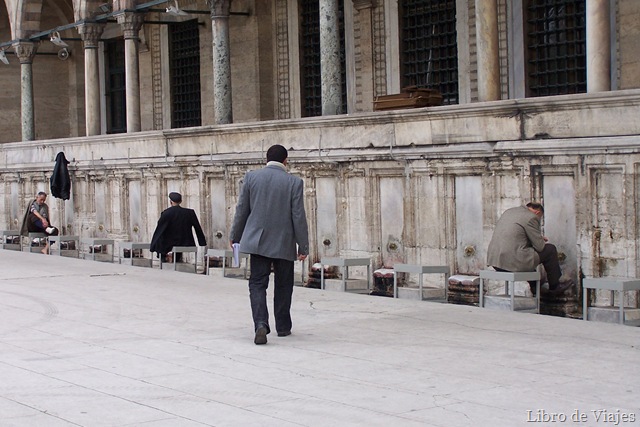 [Ablucion en las fuentes de la Mezquita de Soliman[10].jpg]