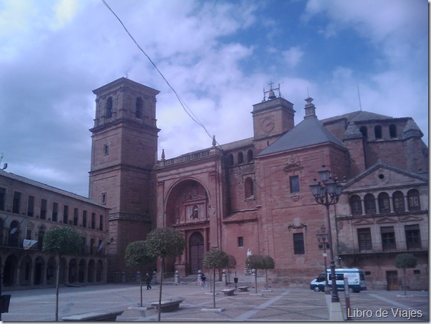 Plaza Villanueva de los Infantes. Al fondo la Iglesia donde estuvo enterrado Quevedo