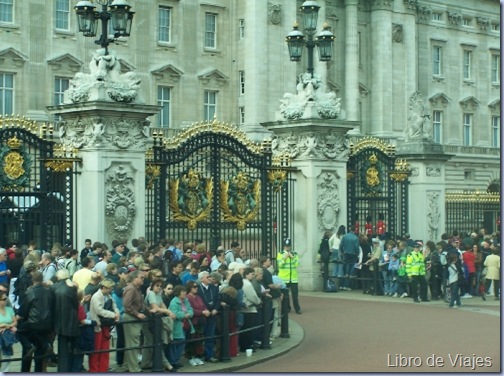 Entrada a Buckingham Palace durante la ceremonio del cambio de Guardia