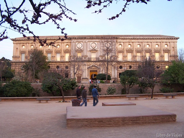 [Exterior Palacio Carlos V.jpg]