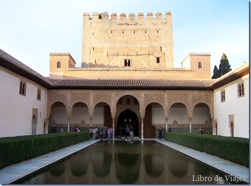 Patio de los Arrayanes con la Torre y el Palacio de Comares al fondo