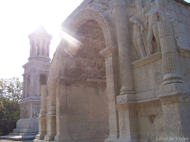 [Arco y Edificio funerario de Gladus, antigua ciudad grecorromana en Saint Rèmy en Provence[1].jpg]