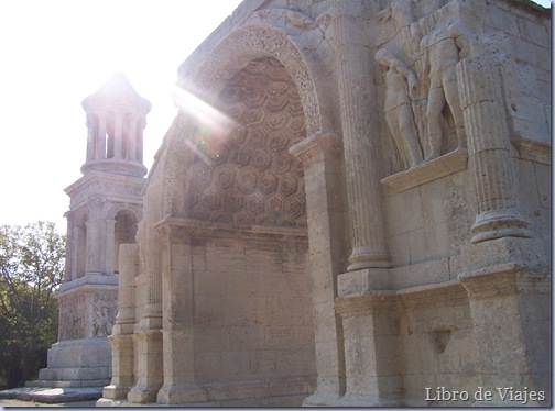 Arco y Edificio funerario de Gladus, antigua ciudad grecorromana en Saint Rèmy en Provence