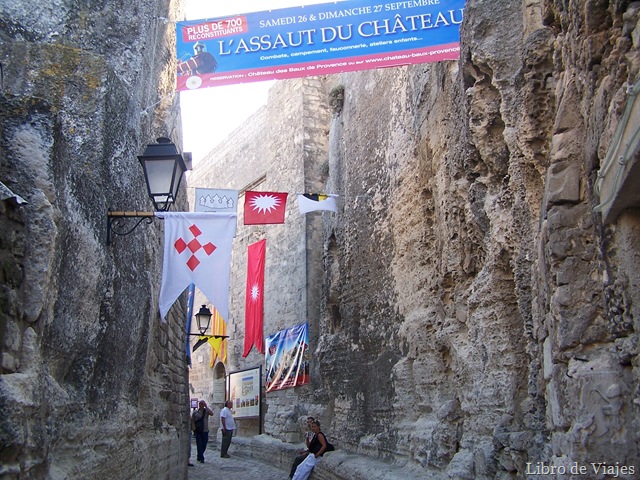 [Una de las Calles en Lex Baux en Provene, más adelante el acceso al Castillo hoy es un museo de arte de la guerra medieval[1].jpg]