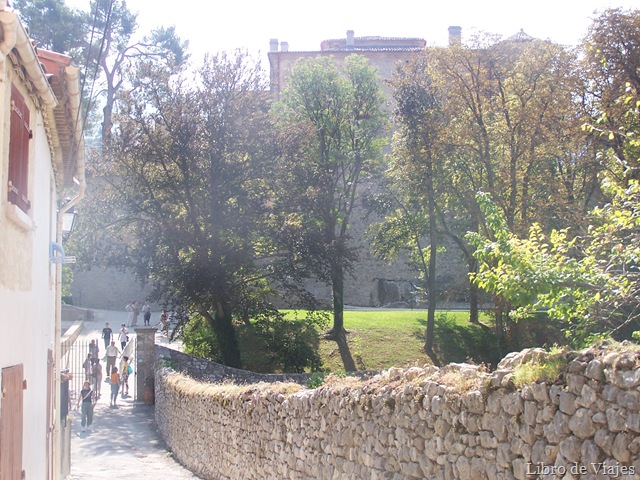 [Entrada al Castillo, al fondo y a la derecha yace Picasso junto a su mujer[1].jpg]