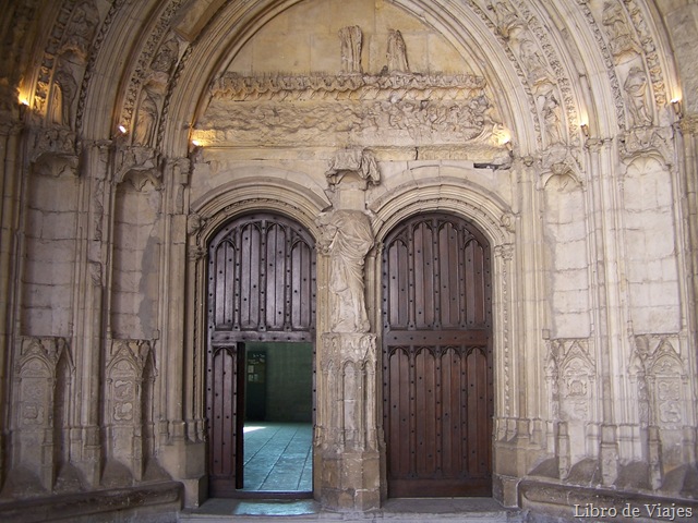 [Pórtico exterior de la Capilla Mayor que daba acceso a la escalera del Papa para la salida del otro lado del Palacio de los Papas.jpg]