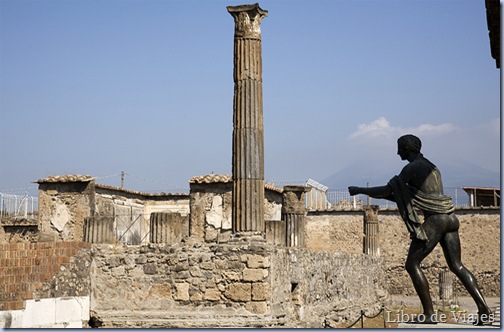 Lo que que del Templo de Apolo en las Ruinas de Pompeya. El bronde original en el Museo Arqueológico Nacional de Nápoles
