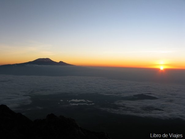 [El Kili desde el Monte Meru. Foto cedida por Dennis Julien, un canadiense que conocimos allí.[5].jpg]